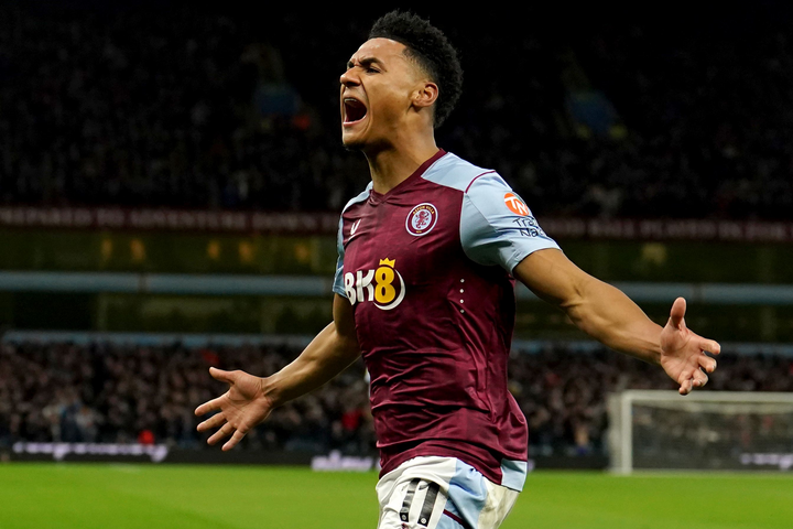 Ollie Watkins luôn là cây săn bàn chính của Aston Villa kể từ năm 2020, nhưng dưới thời HLV Unai Emery, cầu thủ người Anh tiến lên một tầm cao mới. Chân sút 28 tuổi ghi được 19 bàn thắng trong mùa giải này, thành tích tốt nhất trong sự nghiệp của anh. Watkins cũng có 13 đường chuyền cho đồng đội lập công để trở thành người kiến tạo nhiều nhất tại Premier League mùa này.