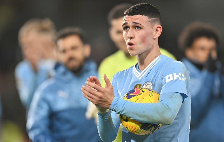 Cầu thủ xuất sắc nhất Ngoại hạng Anh 2023/24 - Phil Foden - được định giá 173,4 triệu bảng. Tiền vệ người Anh trở thành một trong những cầu thủ hay nhất thế giới ở nhiều vị trí (tiền đạo cánh, hộ công, tiền vệ tấn công,...) dưới sự chỉ đạo của HLV Pep Guardiola.