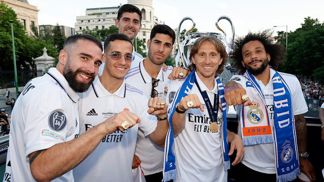 Real Madrid diễu hành ăn mừng chức vô địch Champions League - Ảnh 5.