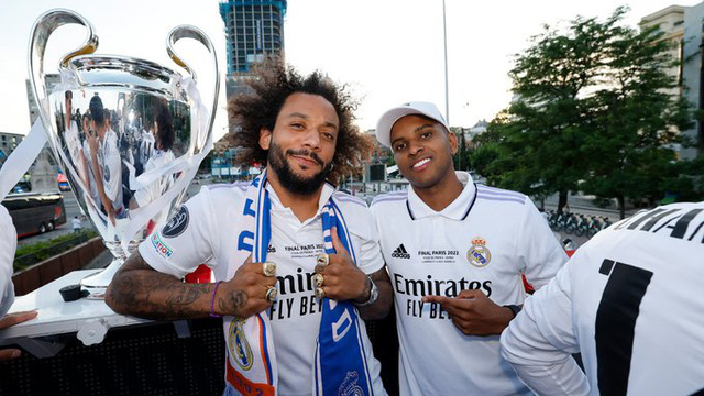 Real Madrid diễu hành ăn mừng chức vô địch Champions League - Ảnh 6.