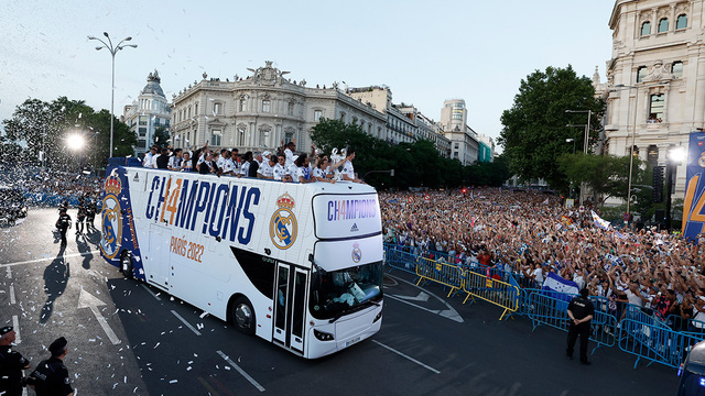 Real Madrid diễu hành ăn mừng chức vô địch Champions League - Ảnh 1.