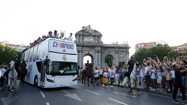 Real Madrid diễu hành ăn mừng chức vô địch Champions League - Ảnh 3.