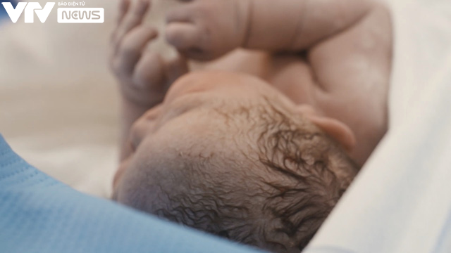VTV Đặc biệt Ngày con chào đời: Xúc động khoảnh khắc các sinh linh bé nhỏ ra đời nơi tâm dịch - Ảnh 2.