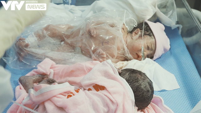 VTV Đặc biệt Ngày con chào đời: Xúc động khoảnh khắc các sinh linh bé nhỏ ra đời nơi tâm dịch - Ảnh 4.