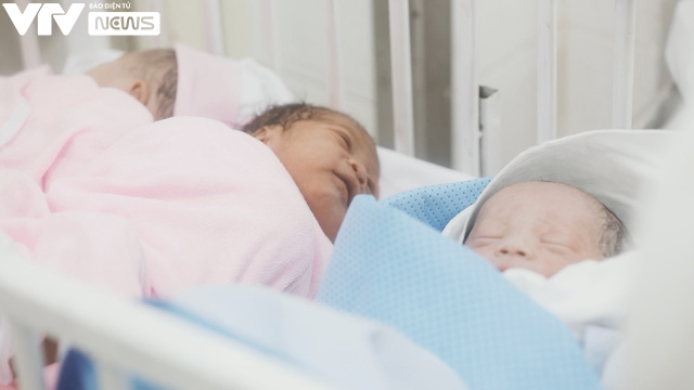 VTV Đặc biệt Ngày con chào đời: Xúc động khoảnh khắc các sinh linh bé nhỏ ra đời nơi tâm dịch - Ảnh 7.