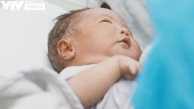 VTV Đặc biệt Ngày con chào đời: Xúc động khoảnh khắc các sinh linh bé nhỏ ra đời nơi tâm dịch - Ảnh 20.