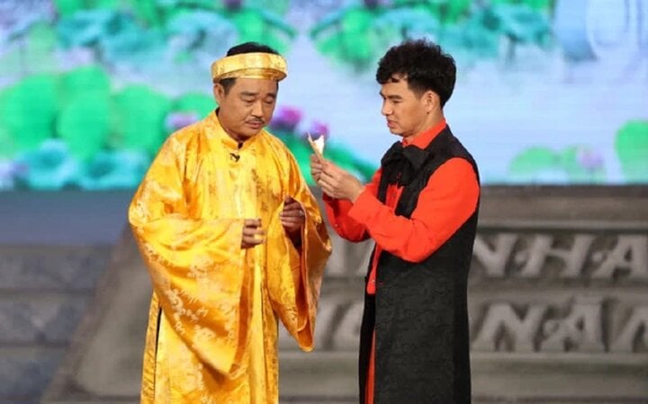 Nếu Nam Tào, Bắc Đẩu được thay đổi nhiều loại trang phục thì Ngọc Hoàng chỉ diện long bào hoặc áo dài truyền thống màu vàng.