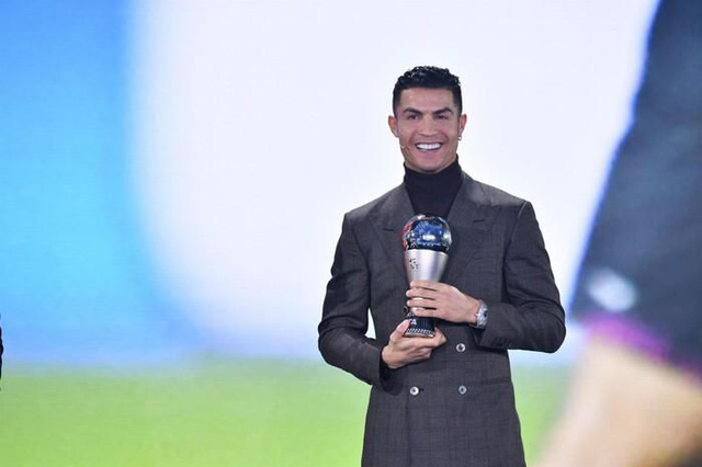 Ronaldo giành giải thưởng đặc biệt của FIFA - Ảnh 1.