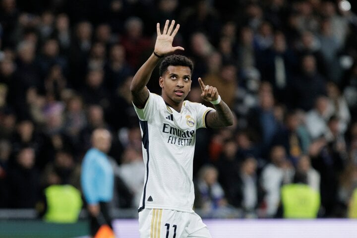 Rodrygo là cái tên cuối cùng của bộ 3 Real Madrid (Rodrygo - Bellingham - Vinicius) góp mặt trong danh sách cầu thủ đắt giá nhất thế giới. Mức giá 187 triệu bảng Anh của Rodrygo là đủ để làm nản lòng bất kỳ CLB nào muốn có chữ ký của tiền đạo Brazil ngay hè này.