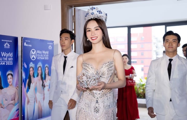 Hoa hậu Mai Phương xuất hiện cùng vương miện cao quý.
