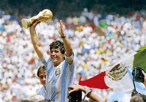 Huyền thoại bóng đá Diego Maradona qua đời ở tuổi 60