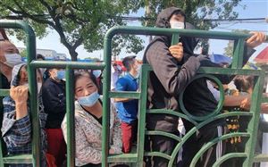 Người dân chen lấn mua vé xem U23 Việt Nam đá SEA Games 31
