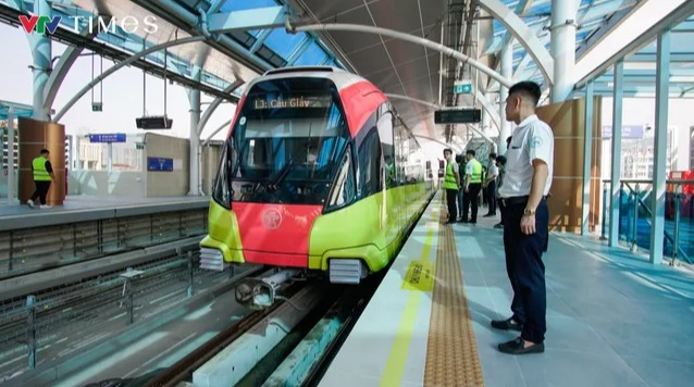 Người dân Thủ đô háo hức trải nghiệm metro Nhổn - ga Hà Nội