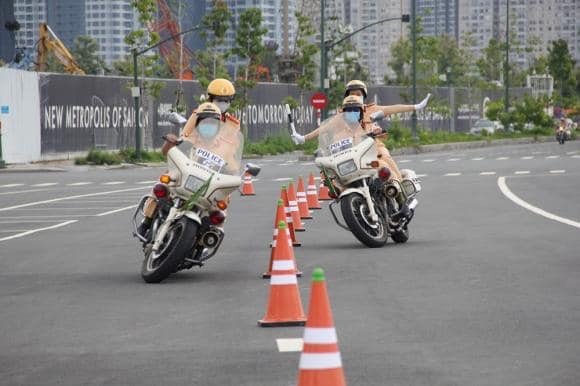 Những bóng hồng đầu tiên của đội CSGT dẫn đoàn tại TPHCM - Ảnh 8.