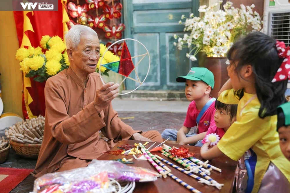 Trưng bày các mẫu đèn cổ, gợi nhớ ký ức của tết Trung thu xưa - Ảnh 3.