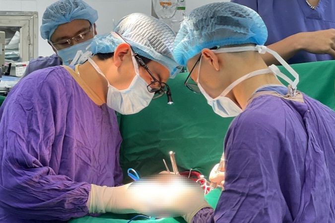 Ca ghép đa tạng tim - thận cùng lúc của tập thể thầy thuốc Bệnh viện Hữu nghị Việt-Đức thực hiện ngày 15/2. Ảnh: Báo Nhân dân