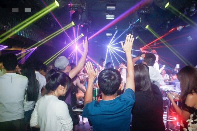 NÓNG: Hà Nội bắt buộc người dân đeo khẩu trang, tạm dừng karaoke, bar, quán game - Ảnh 1.
