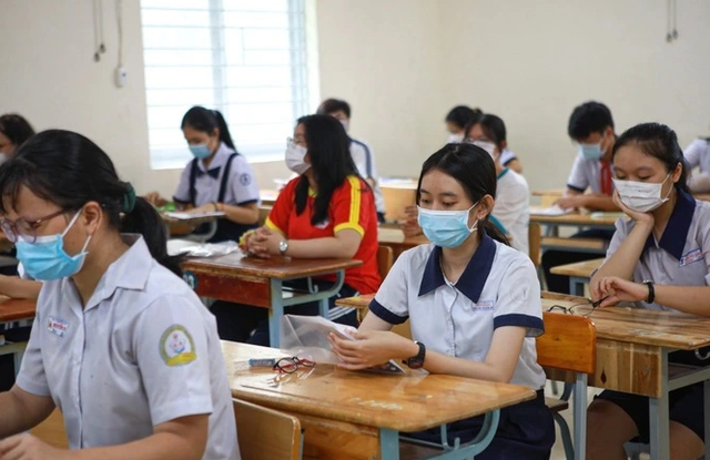 Hôm nay (9/6), 116.000 thí sinh Hà Nội làm thủ tục dự thi vào lớp 10 - Ảnh 2.
