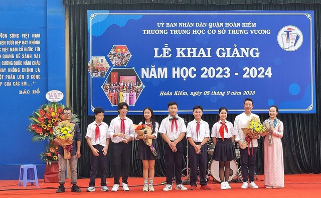 Gần 2,3 triệu học sinh Thủ đô Hà Nội hân hoan đón năm học mới - Ảnh 4.