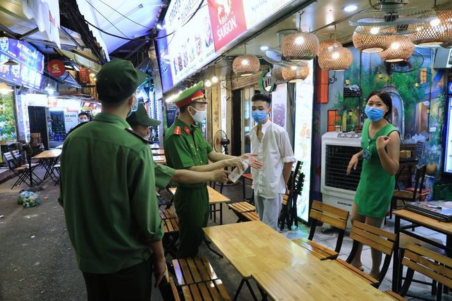 Hà Nội yêu cầu tạm đóng cửa quán ăn chưa đảm bảo đủ giãn cách