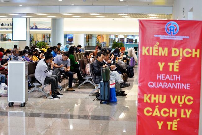 Tin nóng đầu ngày 2/10: Hành khách phải cách ly COVID-19 đại náo sân bay
